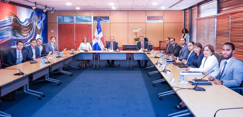 Valdez Albizu expone a representantes de Bank of America los elementos claves que incentivan las inversiones en RD